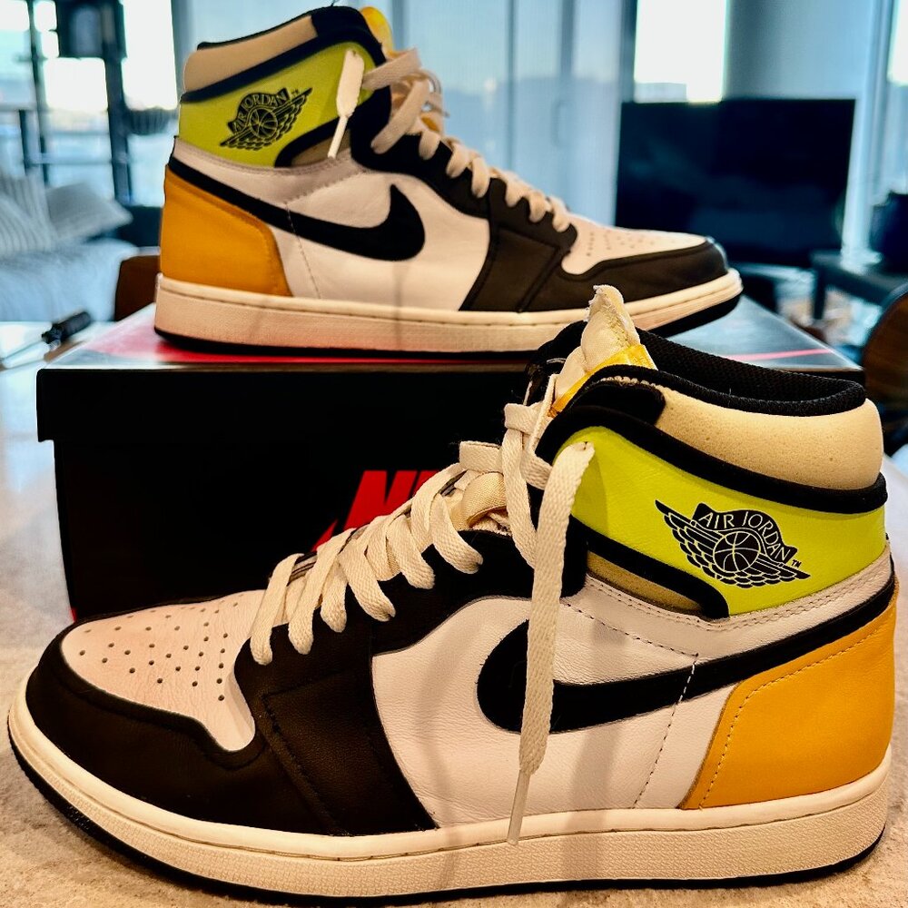 Size 10 - Jordan 1 Retro High OG Volt, 555088 118 -Preowned Good Conition w/ Box
